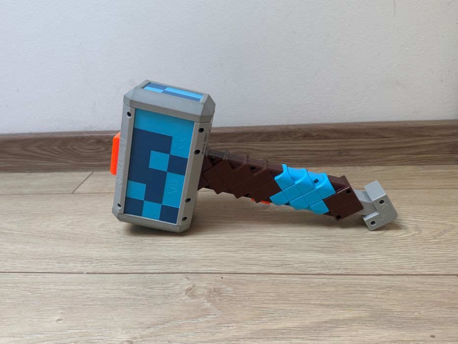 Nerf Minecraft STORMLANDER Strzelający Młotek