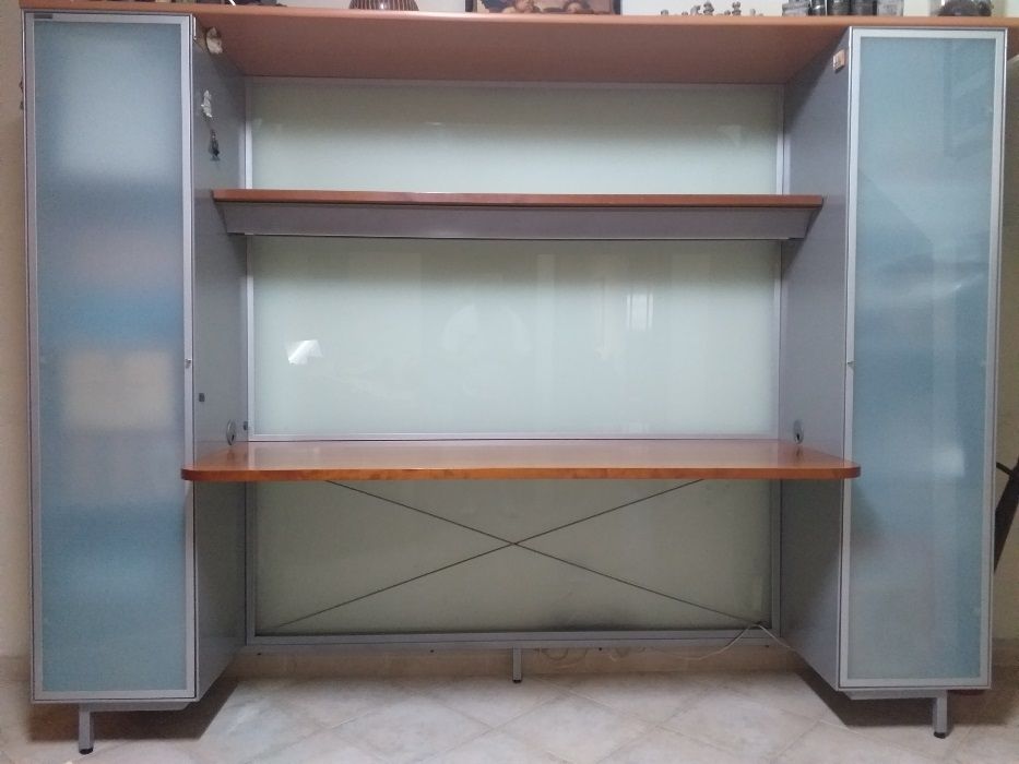 Kemen. Posto ou Estante de trabalho.