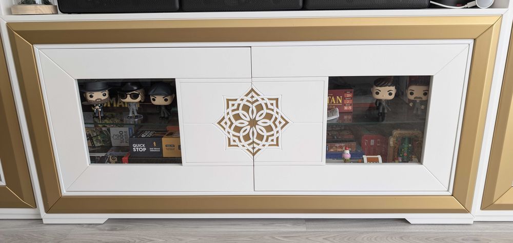 Móvel de TV - branco e dourado com prateleiras envidraçadas