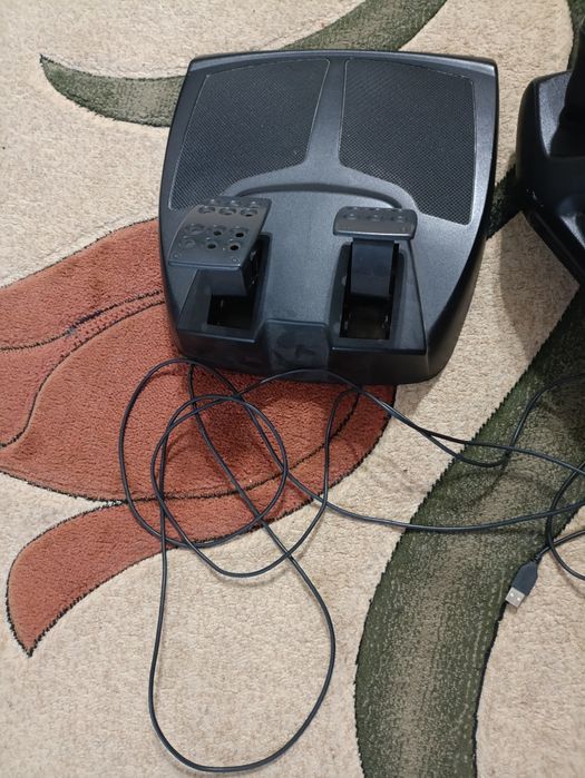Продам ігрове кермо Logitech Momo Racing