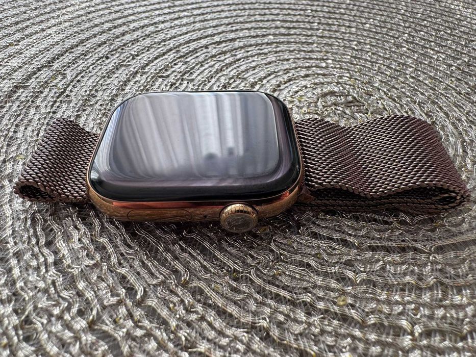 Apple Watch Series 10 ze złotego tytanu i bransoletą mediolańską