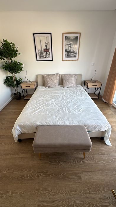 Cama de casal em tons de creme