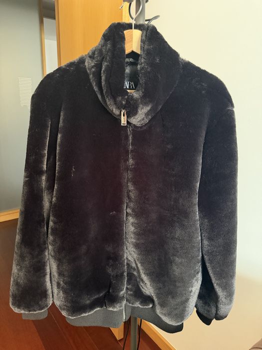 Casaco bomber em pelo sintético (faux fur) preto da Zara