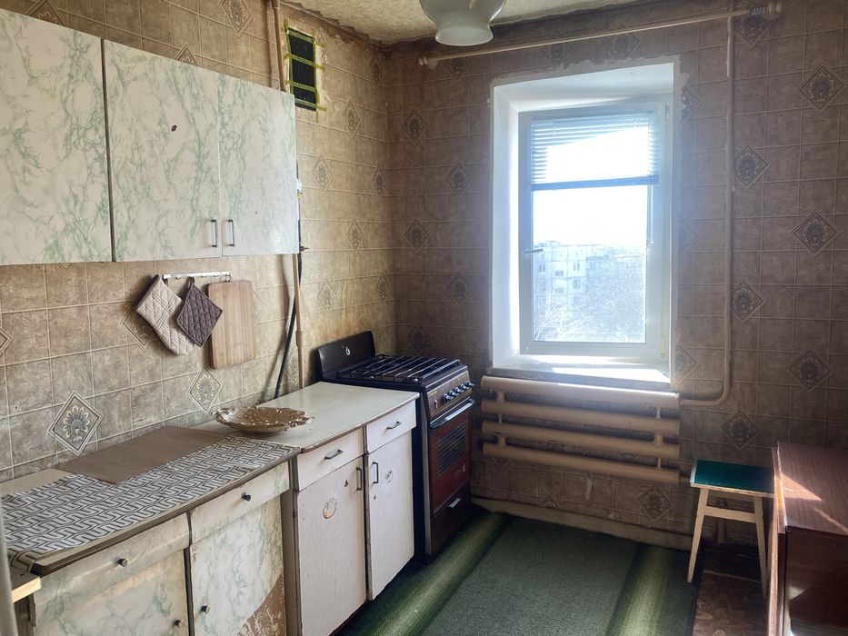 Продам 2-х кім.кв на 4-му районі .