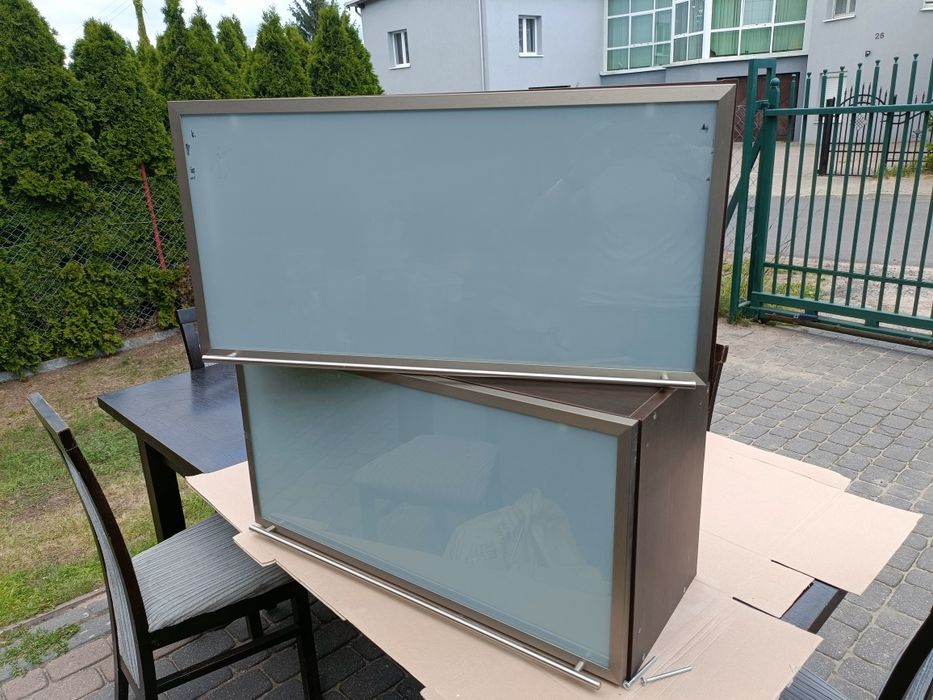 Szafki wiszące venge z mleczną szybą