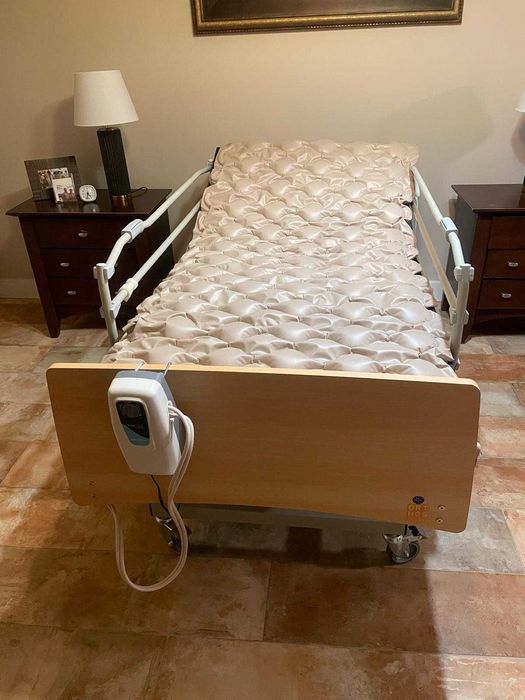 Cama articulada elétrica com colchão antiescaras