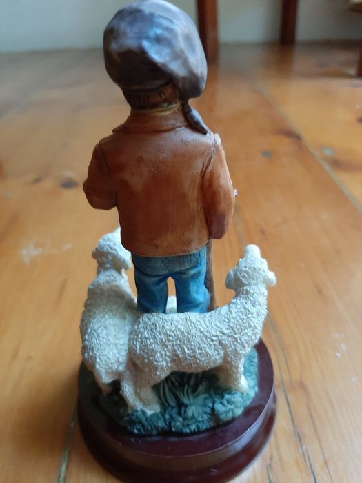 Estatueta Francisco em marfinite pintado à mão