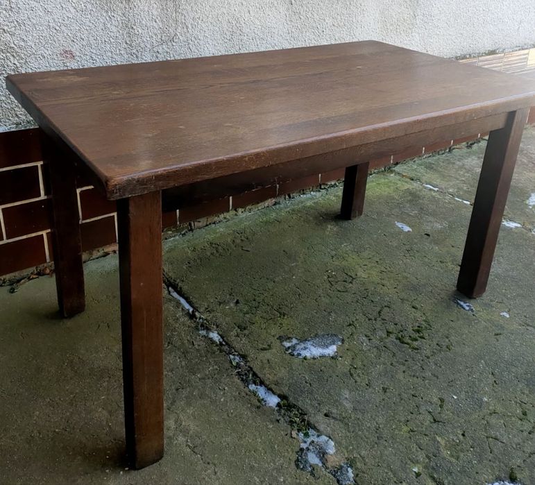 Solidny stół dębowy