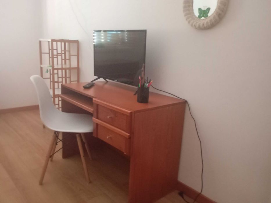 Quarto em moradia. Ambiente tranquilo.