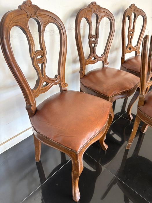 8 cadeiras e dois pés de mesa