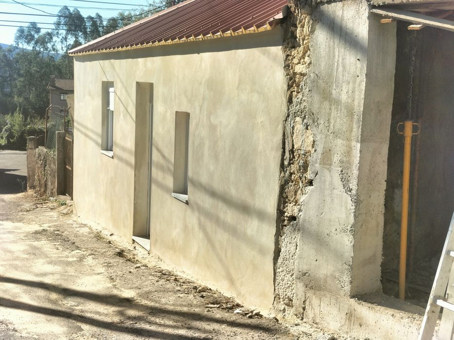 Prédio com 7 ou 8 habitações para recuperar em Pindelo