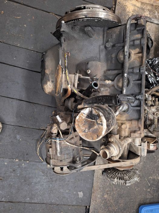 Mitsubishi Pajero l200 2,5 td alternator z vacum