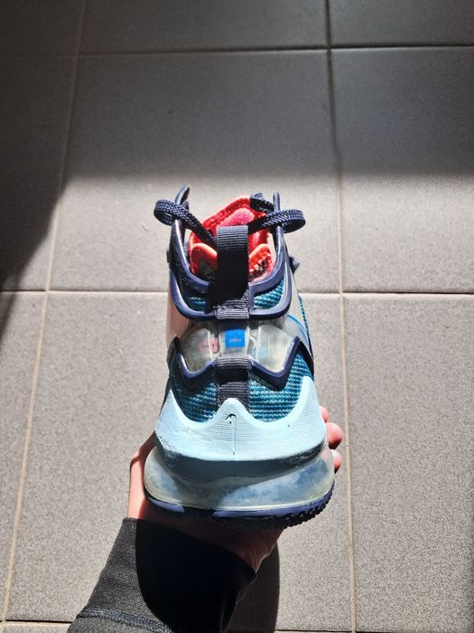 Баскетбольні кросівки Nike LeBron