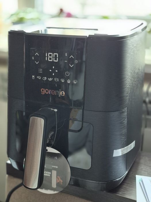 Нова мультипіч GORENЈE AF1350DWВ для
здорового приготування без олії