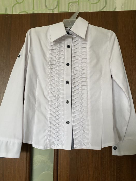 Рубашка більго кольору