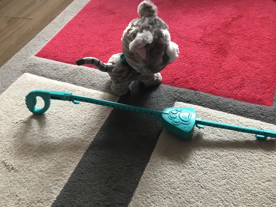 Kotek maskotka interaktywny na smyczy Hasbro Fur Real stan idealny