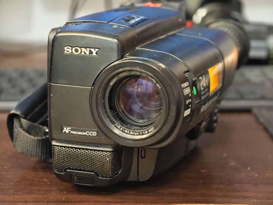 Sony Handycam CCD-TR520E Video8 + kaseta + akcesoria RETRO