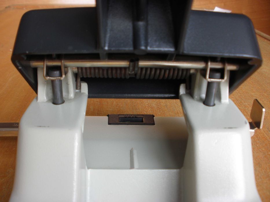 Furador de papel manual, Leitz