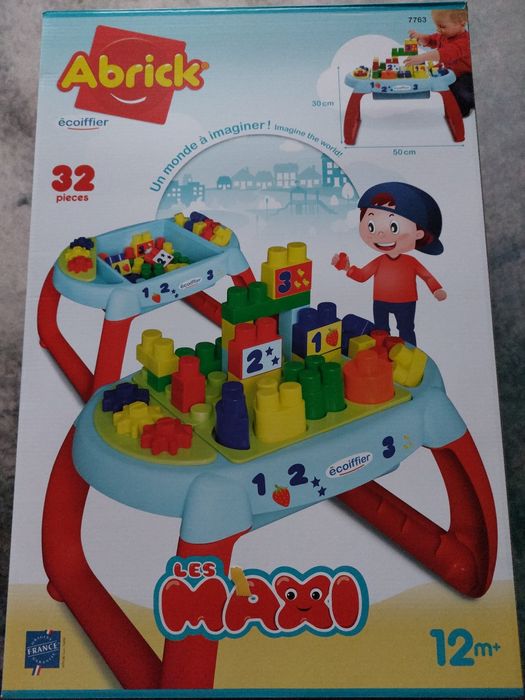 Mesa e legos para montar