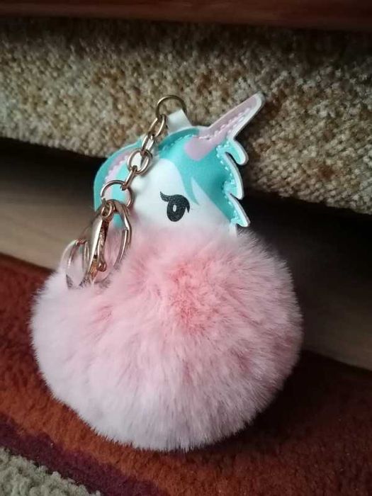 Breloczek jednorożcem z różowym futerkiem