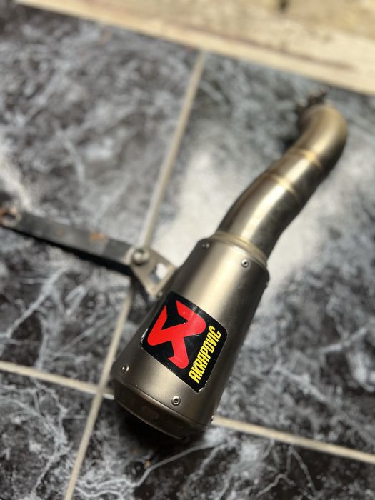 Akrapovic com toque na parte interna