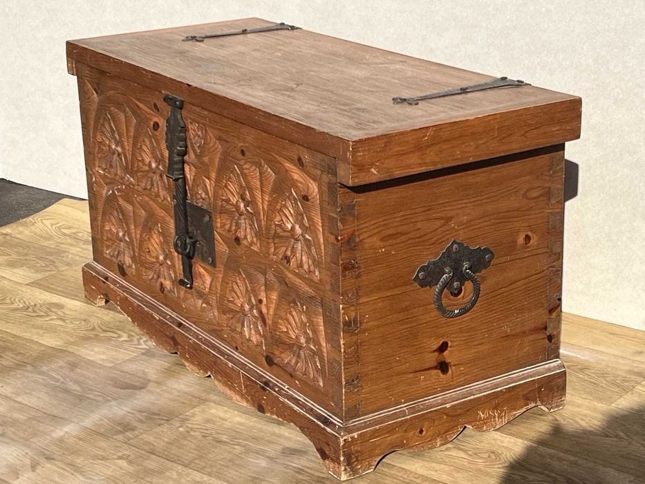 Drewniana skrzynia z litego drewna