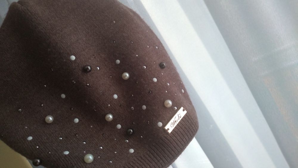 Brazowa czapka Vrobi z welna i perlami  25,5cm