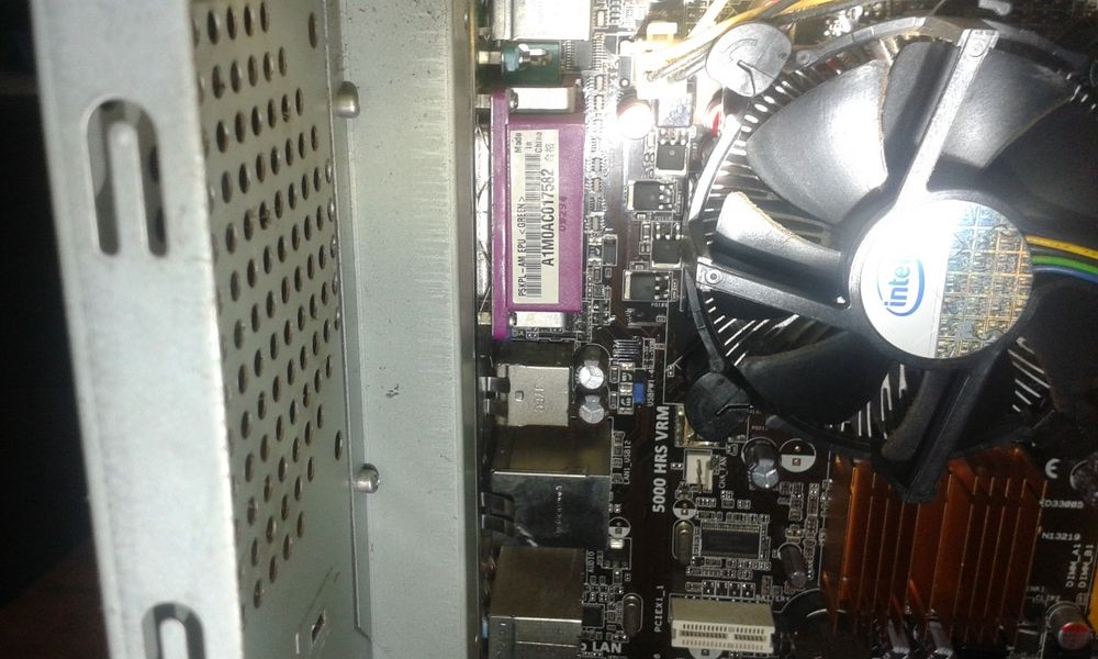 PC Asus, monitor, colunas e weebcam.