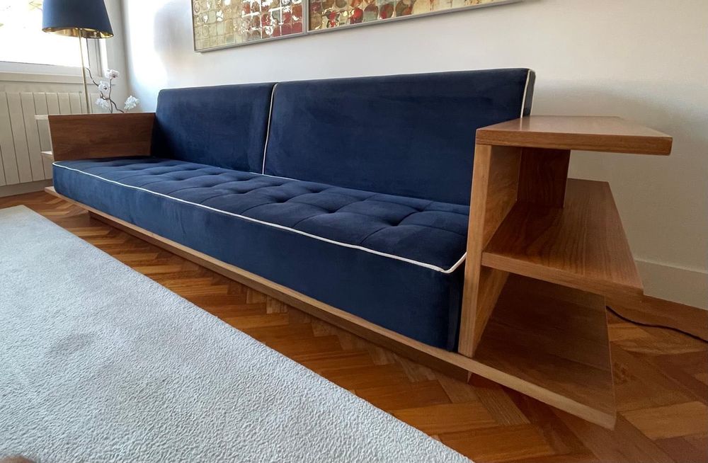 Sofã 4 pessoas veludo azul escuro com braços em nogueira modelo exclusivo.