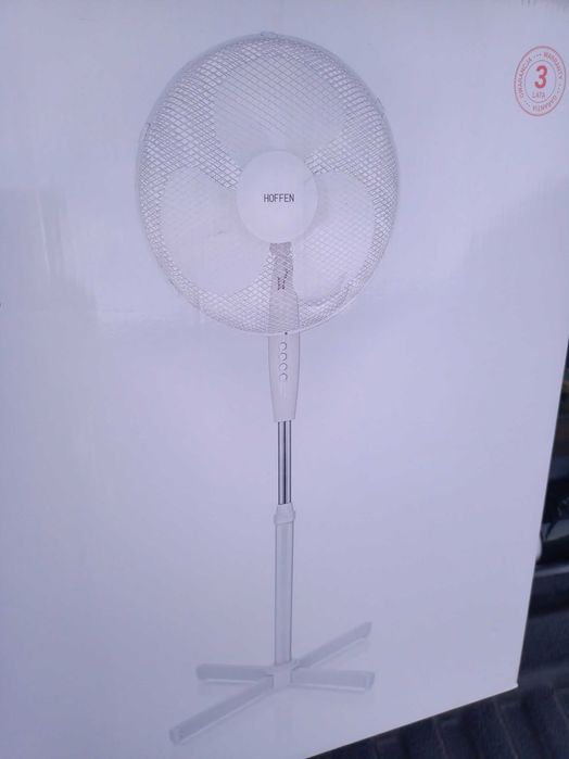 nowy wentylator na stojaku  obracany