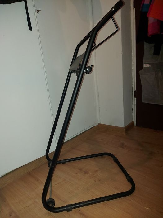 Podajnik podłogowy na czyściwo, folię stretch