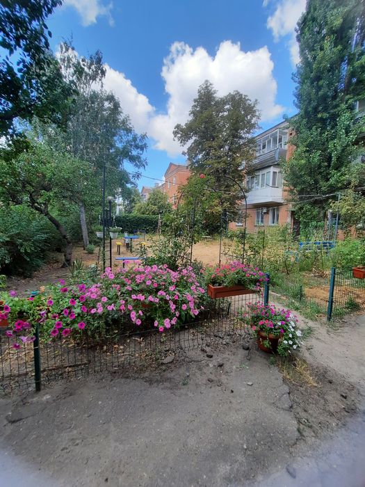 3 кімнатна  квартира  ,,сталінка"   в самому  центрі. Ціну знижено.