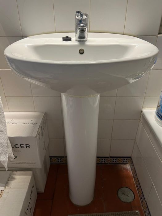 Lavatório, coluna e torneira