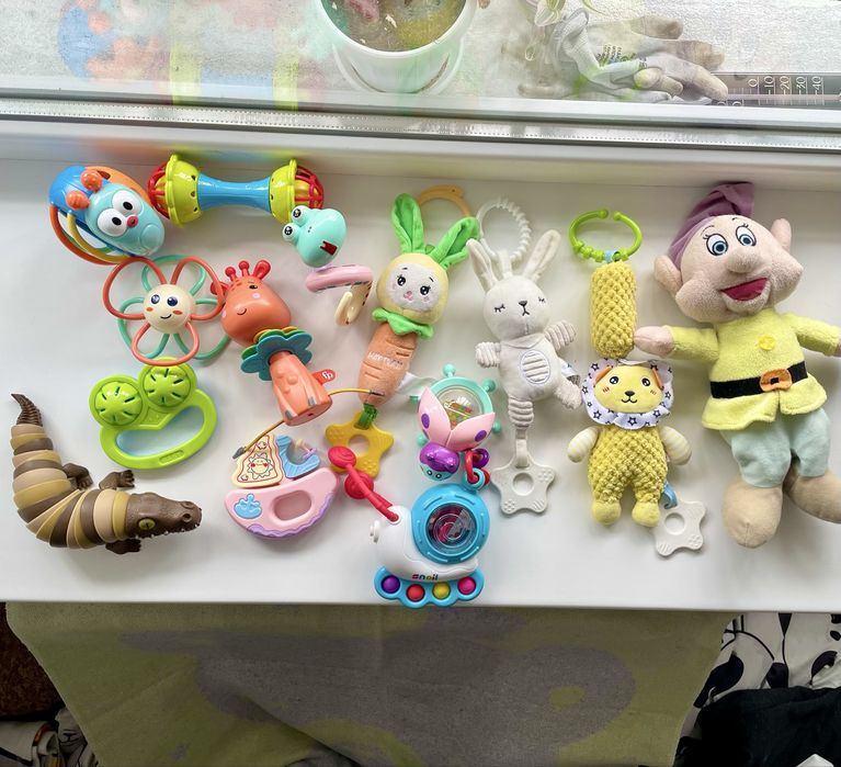 Лот іграшок для найменших