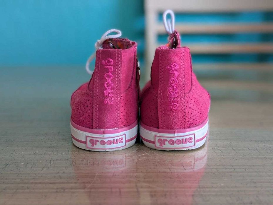 Рожеві жиночі кросівки