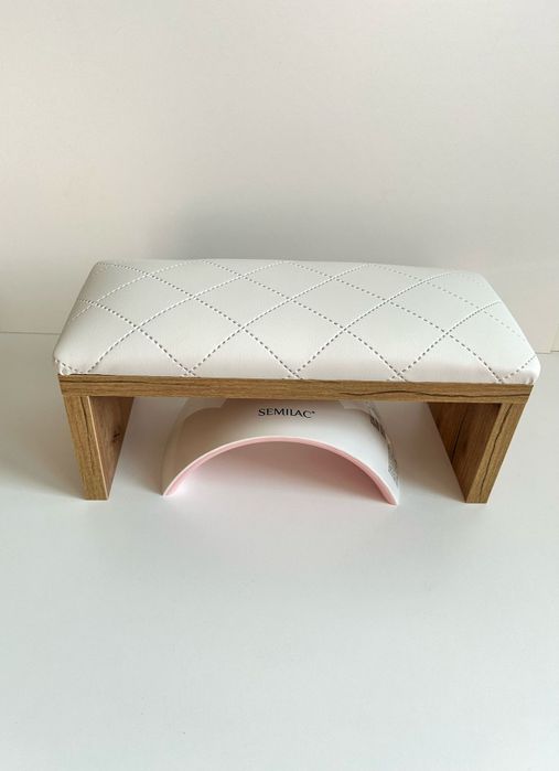 Podpórka do manicure paznokci pod dłoń.  Biała pikowana