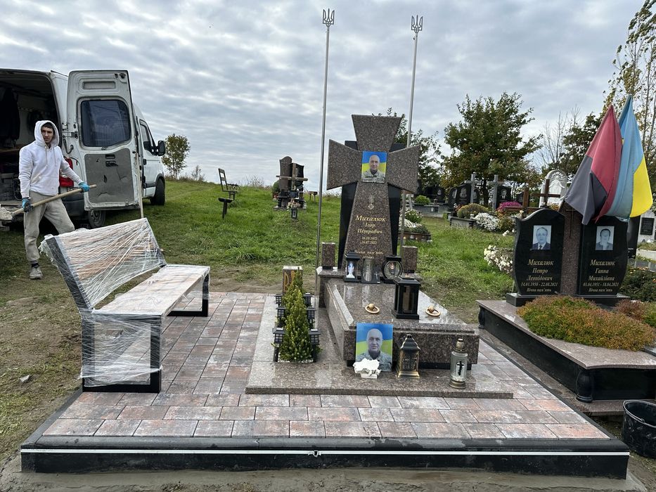 Укладання бруківки на цвинтарі біля памятників.