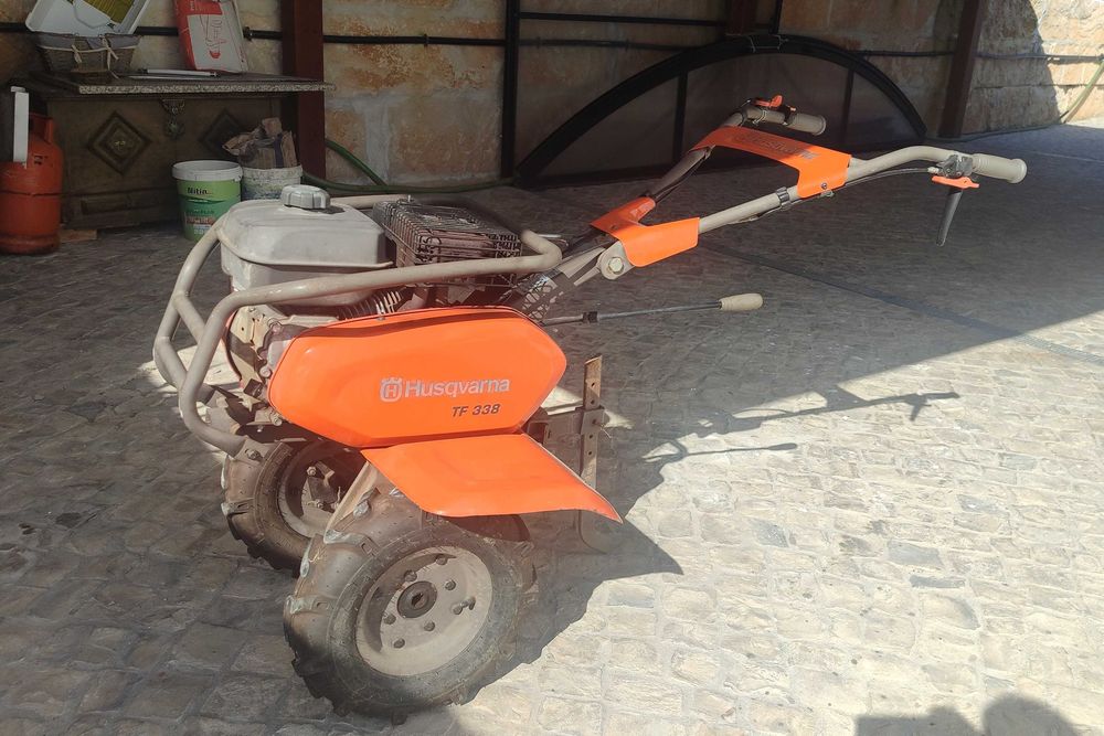 Motoenxada Husqvarna TF338 + reboque metálico + kit rodas + fresas (2022)