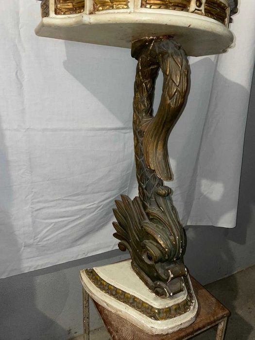 Mesa de canto com escultura