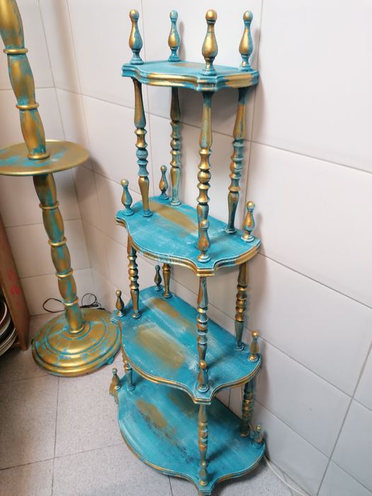 Estante em madeira em tons de azul e dourado