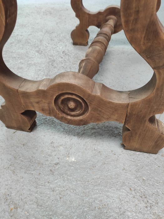 Estrutura antiga de mesa.
