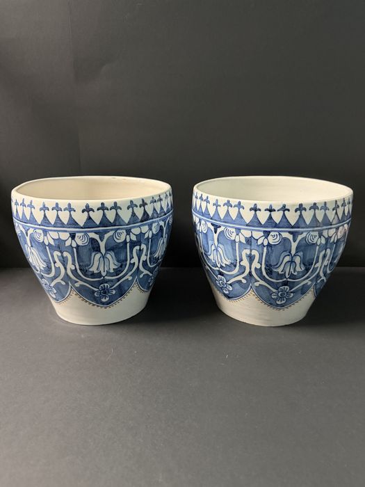 Par de vasos pintados á mão em fainça