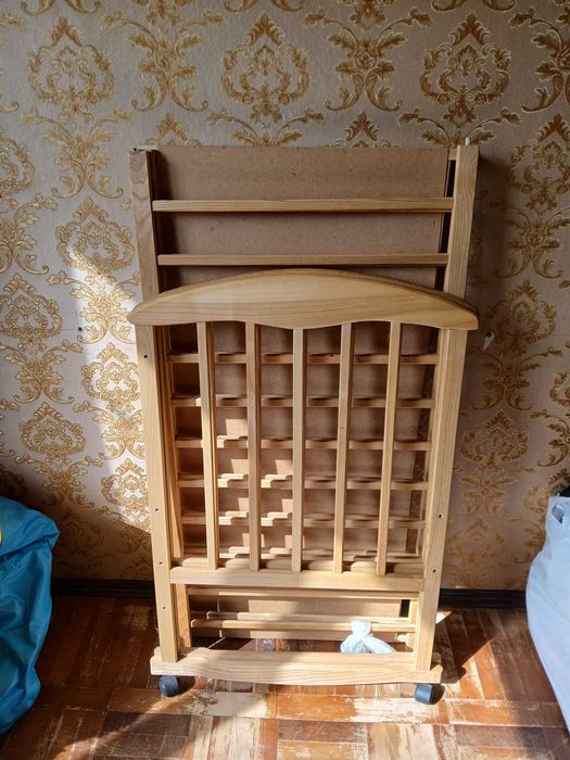 Кроватка дитяча дерев'янна. Постіль.