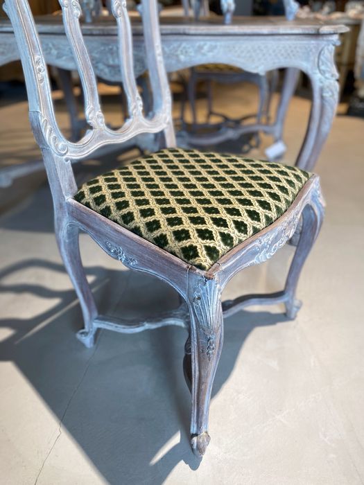 Zabytkowe krzesla ludwikowskie