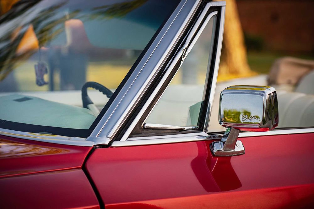 Auto do ślubu.   Cadillac DeVille 1968 Cabrio..