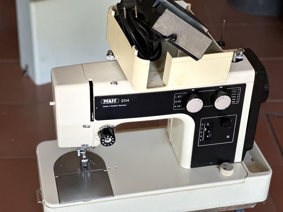 Máquina de Costura - PFAF - Para peças ou Decoração