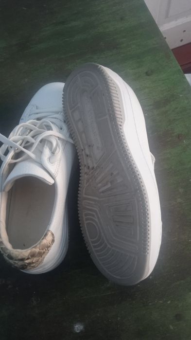 Білі жіночі туфллі