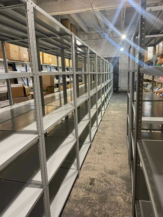 Стелажі на болтах - універсальні.