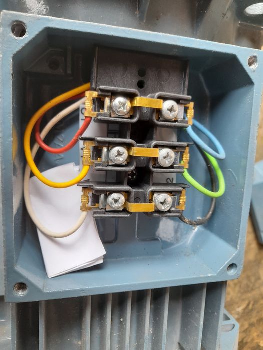 Vendo 2 motores eléctricos trifásicos com falange