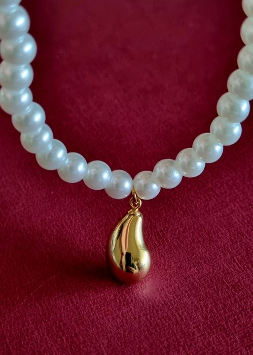 Colar de pérolas com acabamento e pingente em forma de gota, em aço.
